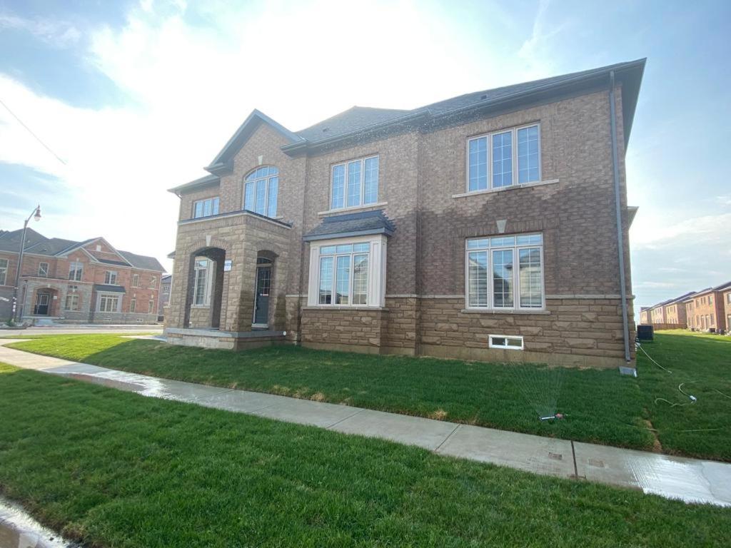 537 Veterans Dr Brampton On L7A 0C4 Villa Exterior photo