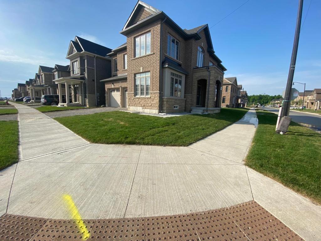 537 Veterans Dr Brampton On L7A 0C4 Villa Exterior photo