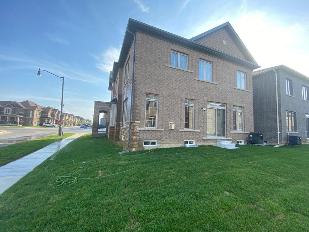537 Veterans Dr Brampton On L7A 0C4 Villa Exterior photo