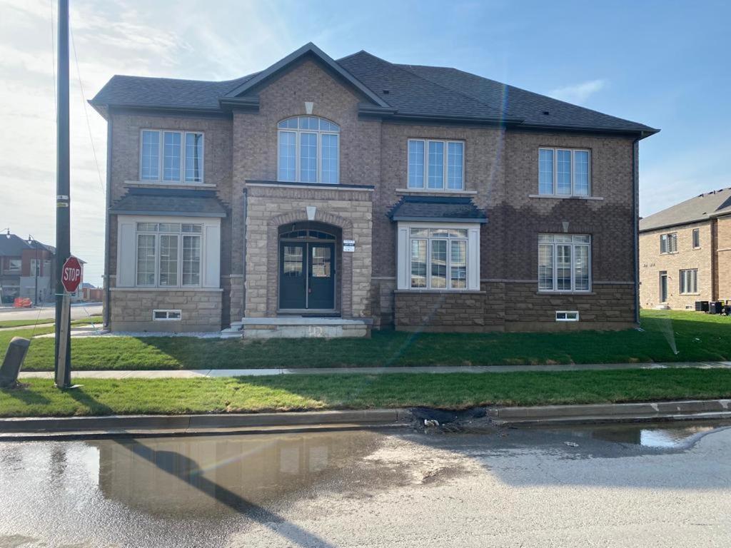 537 Veterans Dr Brampton On L7A 0C4 Villa Exterior photo